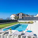 Designer Limes - Pool, & Games * Funtana